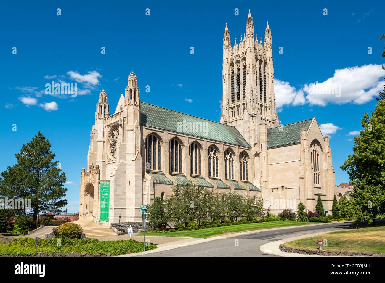 La Cattedrale Gotica di San Giovanni Evangelista sulla zona di South Hill di Spokane, Washington, in una giornata estiva soleggiata Foto Stock