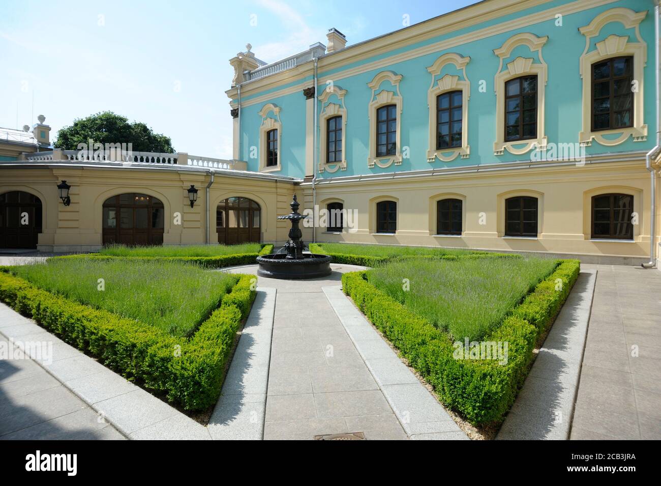 Cortile del Palazzo Mariyinsky, la residenza ufficiale cerimoniale del presidente dell'Ucraina, fontana, erba e parte dell'edificio Foto Stock