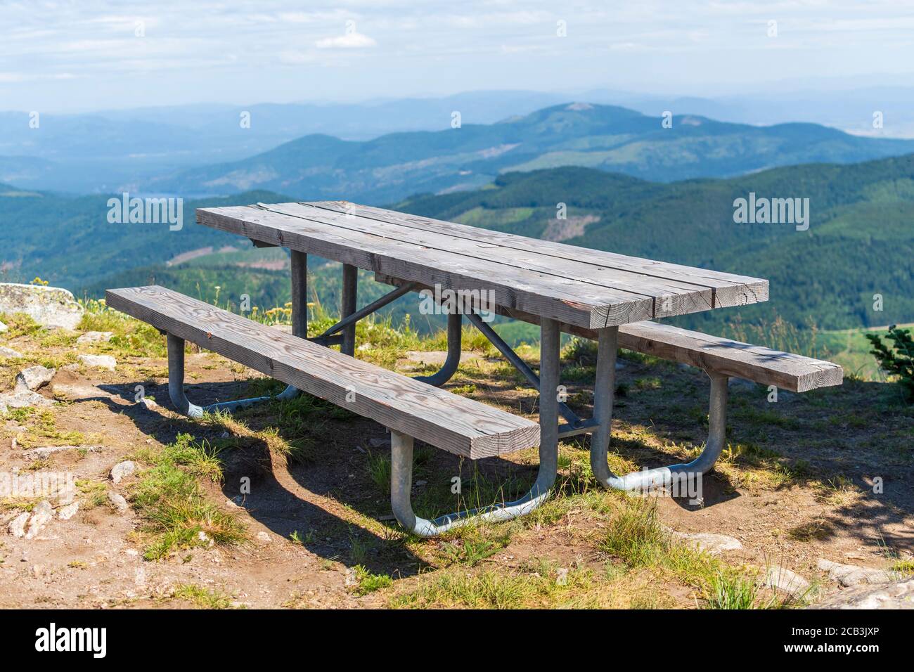 Un tavolo da picnic si trova in cima al Mt Spokane state Park, affacciato sull'area di Spokane Washington, dal punto di vista più alto della contea di Spokane Foto Stock