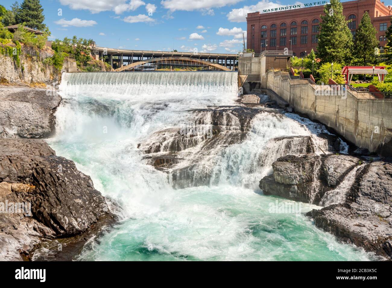 Le cascate di Spokane e il Water and Power Building nel centro di Riverfront Park a Spokane, Washington, USA Foto Stock