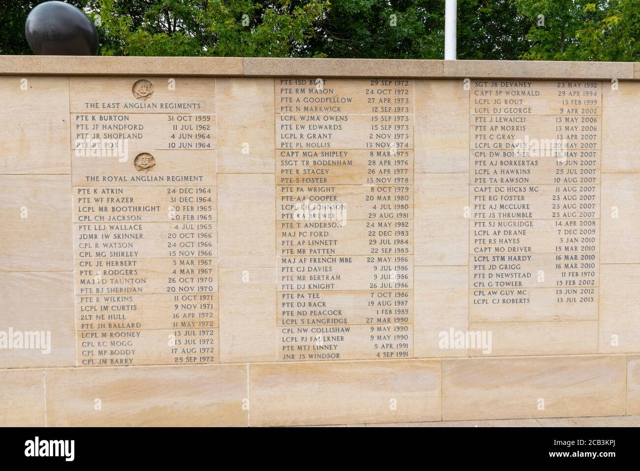 Memorial per onorare i 78 soldati del reggimento reale angliano che hanno perso la vita dal 1959, Imperial War Museum, Duxford. Nomi scolpiti Foto Stock