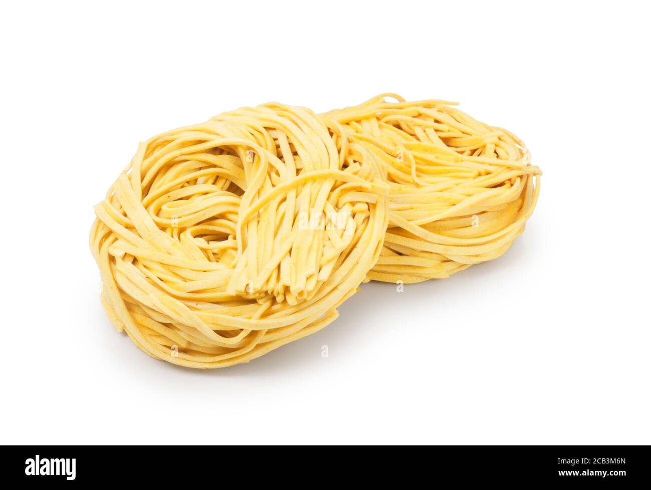 Studio shot di nido di tagliatelle di uova essiccate Su sfondo bianco - John Gollop Foto Stock