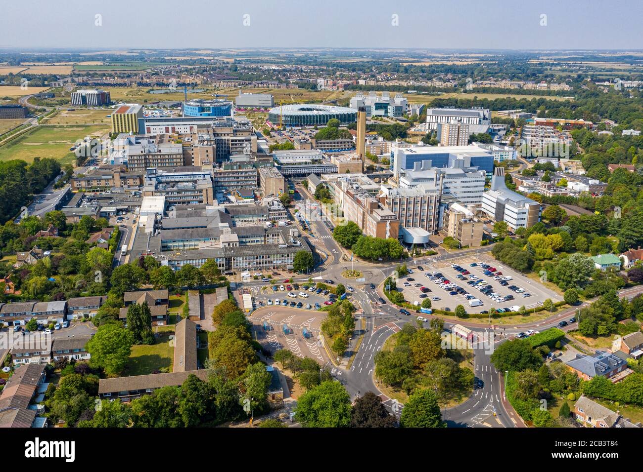 La Stock Picture del 10 agosto mostra una vista aerea del Cambridge Biomedical Campus, che comprende l'Addenbrooke's Hospital di Cambridgeshire. Il Cambridge Biomedical Campus è il più grande centro di ricerca medica e di scienza sanitaria in Europa. Il sito si trova all'estremità meridionale di Hills Road a Cambridge, Inghilterra. Foto Stock