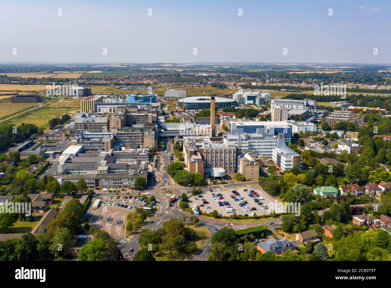 La Stock Picture del 10 agosto mostra una vista aerea del Cambridge Biomedical Campus, che comprende l'Addenbrooke's Hospital di Cambridgeshire. Il Cambridge Biomedical Campus è il più grande centro di ricerca medica e di scienza sanitaria in Europa. Il sito si trova all'estremità meridionale di Hills Road a Cambridge, Inghilterra. Foto Stock
