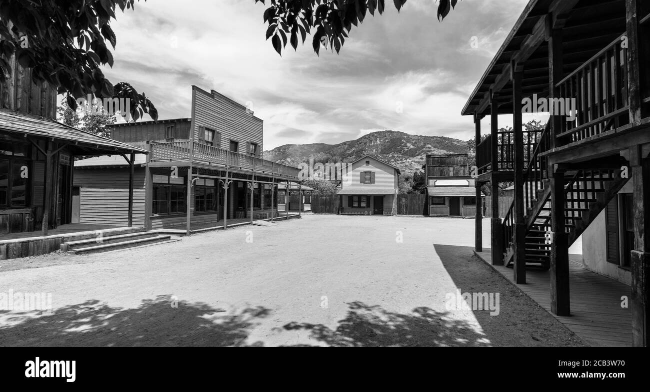 Vista panoramica in bianco e nero sulla storica strada del set cinematografico Di proprietà del servizio del parco nazionale degli Stati Uniti al Paramount Ranch in La Santa Monica Mountains Nationa Foto Stock