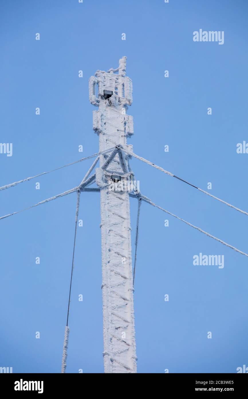 Vista della struttura dell'antenna completamente innevata e delle antenne a Winter , Finlandia Foto Stock