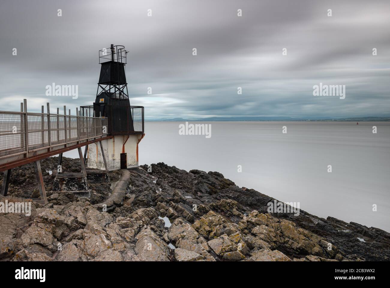 Faro di Portishead Point a Portishead su rocce accanto al fiume Severn Foto Stock