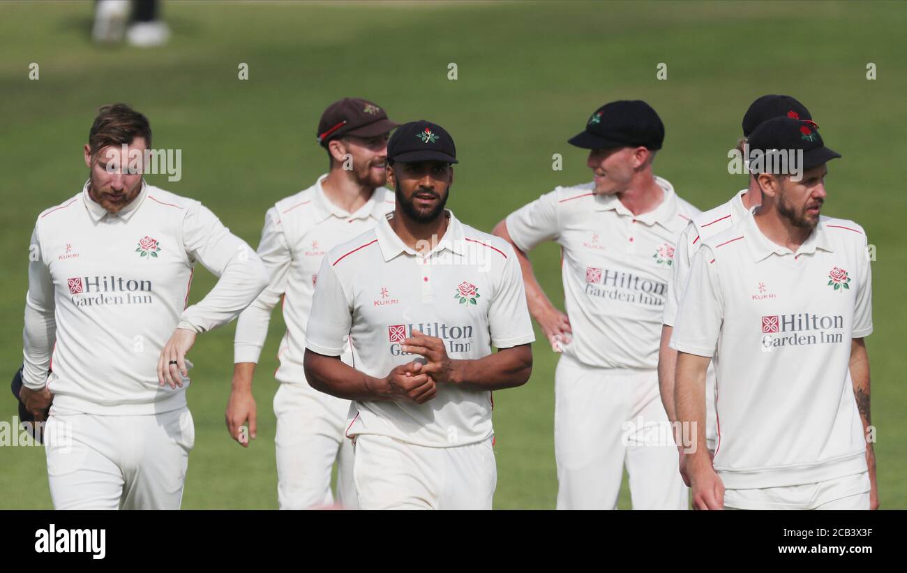 CHESTER LE STREET, INGHILTERRA. 10 AGOSTO 2020. Liam Hurt guida la squadra del Lancashire fuori dopo aver reclamato quattro per 27 nei loro inning e 18 vittoria di corsa nella partita del Trofeo Bob Willis fra il randello del Cricket della contea di Durham e il Lancashire a Emirates Riverside, Chester le Street (accreditamento: Contrassegno Fletcher | NOTIZIE DEL MI) accreditamento: MI News & Sport /Alamy Live News Foto Stock
