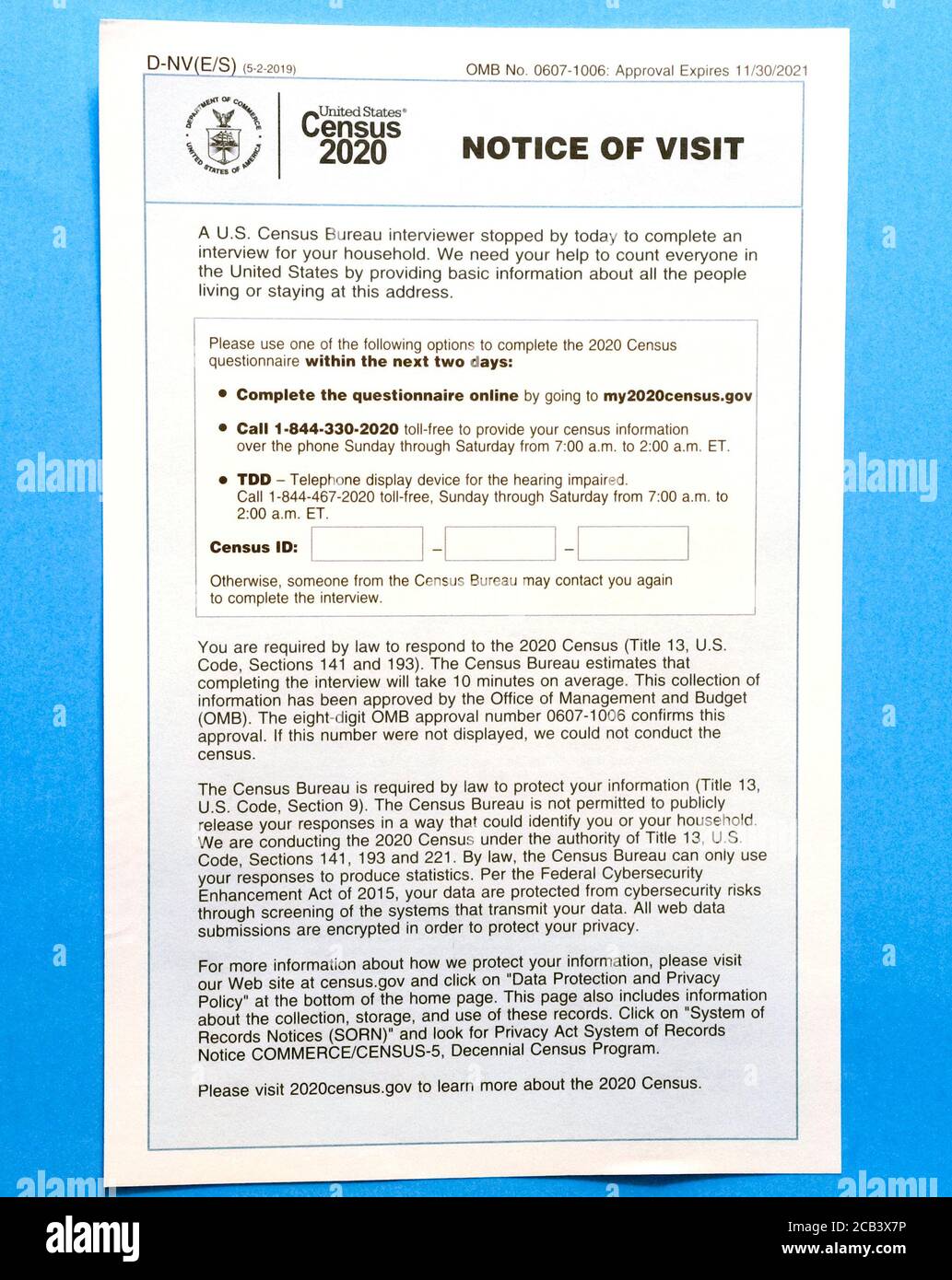 Gli enumeratori (Census takers) lasciano dietro un avviso di visita quando nessuno è a casa e non sono in grado di porre domande specifiche e registrare le risposte da persone che non hanno completato e restituito un questionario del censimento degli Stati Uniti 2020 inviato per posta al loro domicilio. La scheda invita qualsiasi persona in quel nucleo familiare a rispondere al questionario online o chiamando un numero di telefono. L'indagine sulla popolazione a livello nazionale è stata effettuata ogni 10 anni dal 1790, come stabilito dalla Costituzione degli Stati Uniti. I dipendenti temporanei del Census Bureau degli Stati Uniti trascorrono circa 10 minuti in ogni casa per ottenere le informazioni. Foto Stock