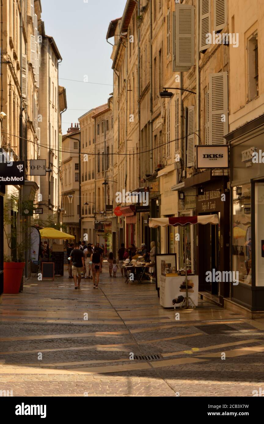 Acquisti su una strada pedonale del centro storico di Avignone, Vaucluse, Provenza, Francia, 29 luglio 2020 Foto Stock