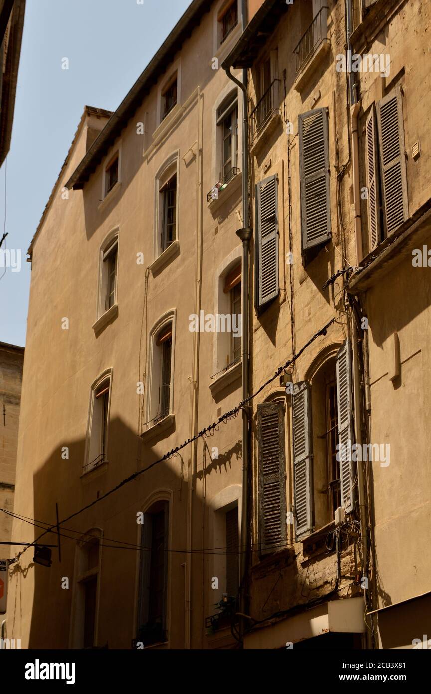 Alta vecchia casa in pietra con persiane in legno ad Avignone, Vaucluse, Provenza, Francia, 29 luglio 2020 Foto Stock