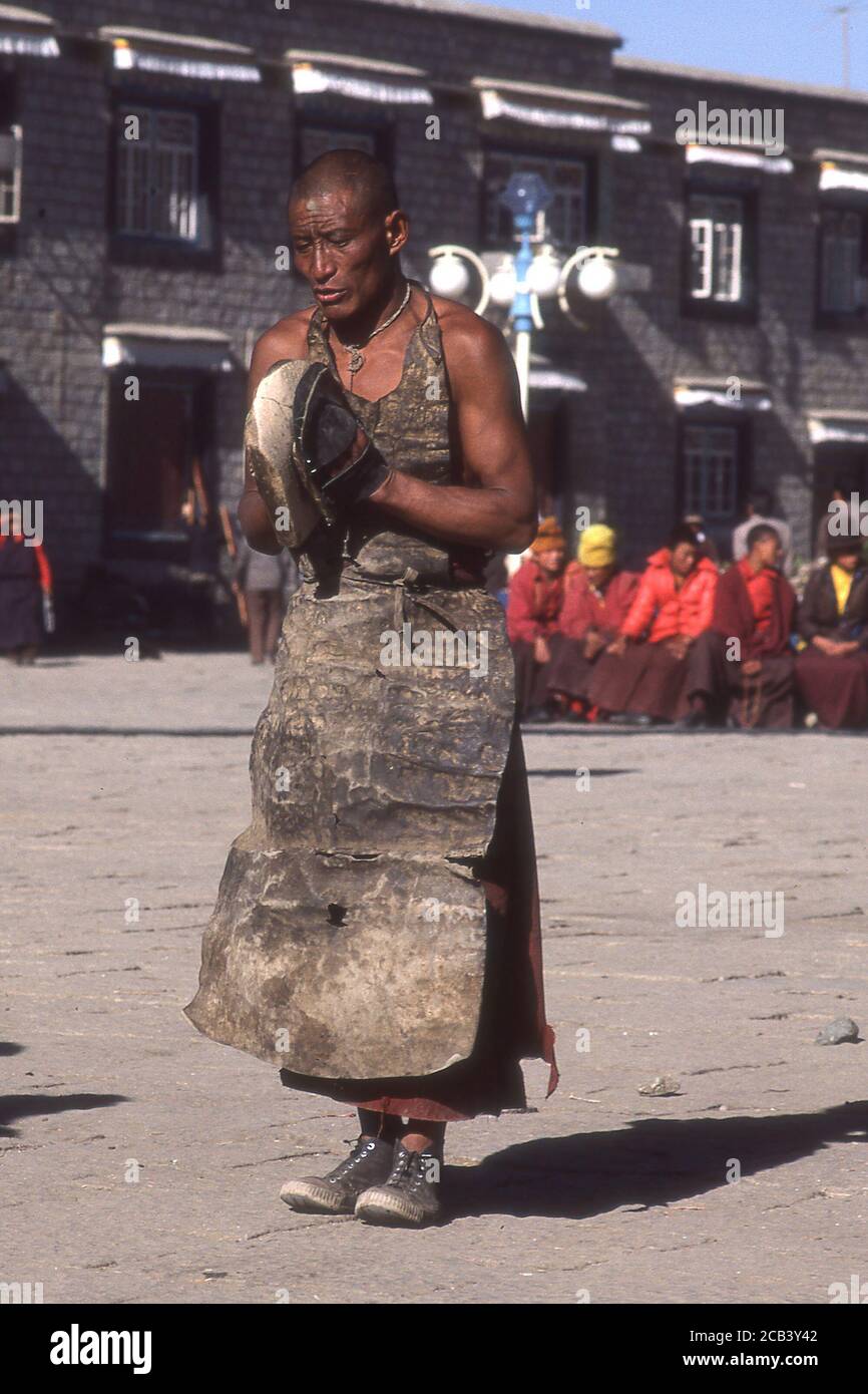 TIBET - PELLEGRINO IN PREGHIERA A BARKHOR, LHASA. Foto Stock