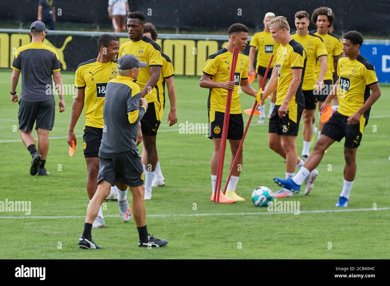 Bad Ragaz, Schweiz. 10. Agosto 2020. Regen beim Training der ersten Mannschaft von Borussia Dortmund in Bad Ragaz. Die Borussen verbringen im 2 agosto Foto Stock