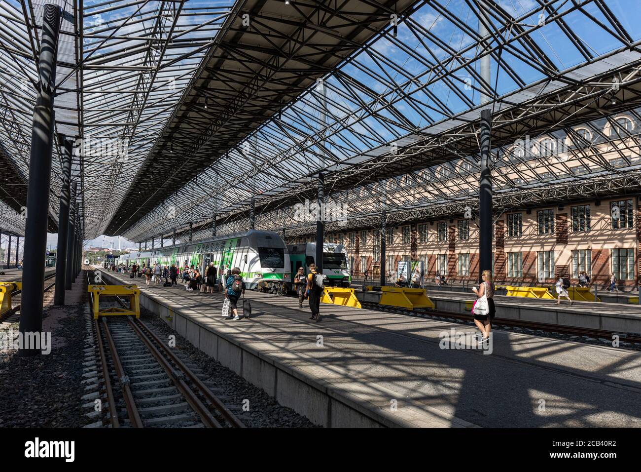 Rotaie, piattaforme, treni e soffitto di vetro alla stazione ferroviaria centrale di Helsinki, Finlandia Foto Stock