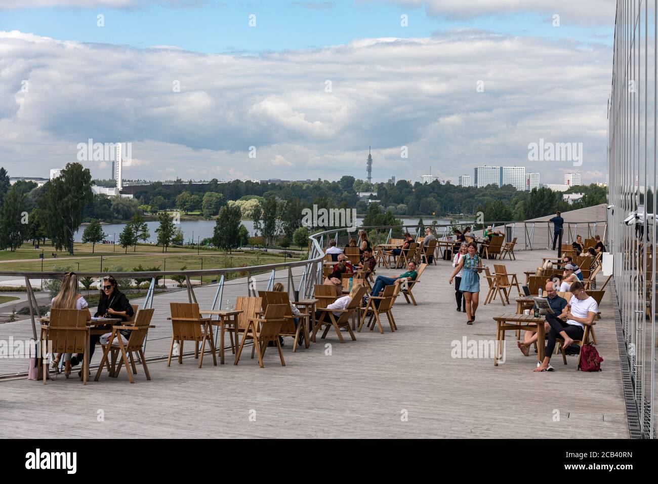 Helsinki Central Library terrazza Oodi. Baia di Töölönlhati sullo sfondo. Helsinki, Finlandia. Foto Stock