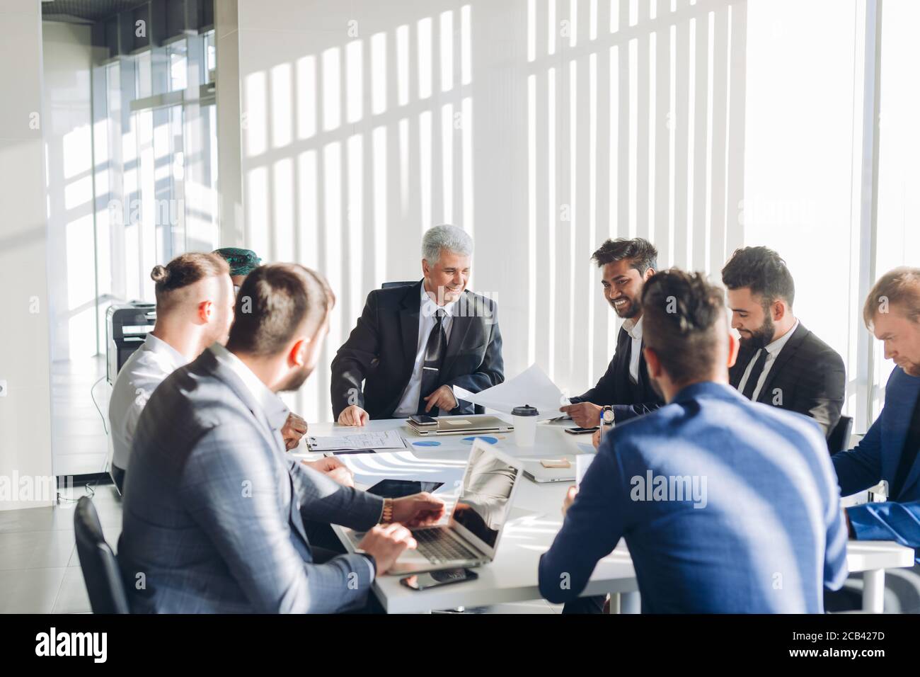 felici e ambiziosi uomini d'affari stanno discutendo dei piani, incontri amichevoli con i colleghi. collaborazione Foto Stock