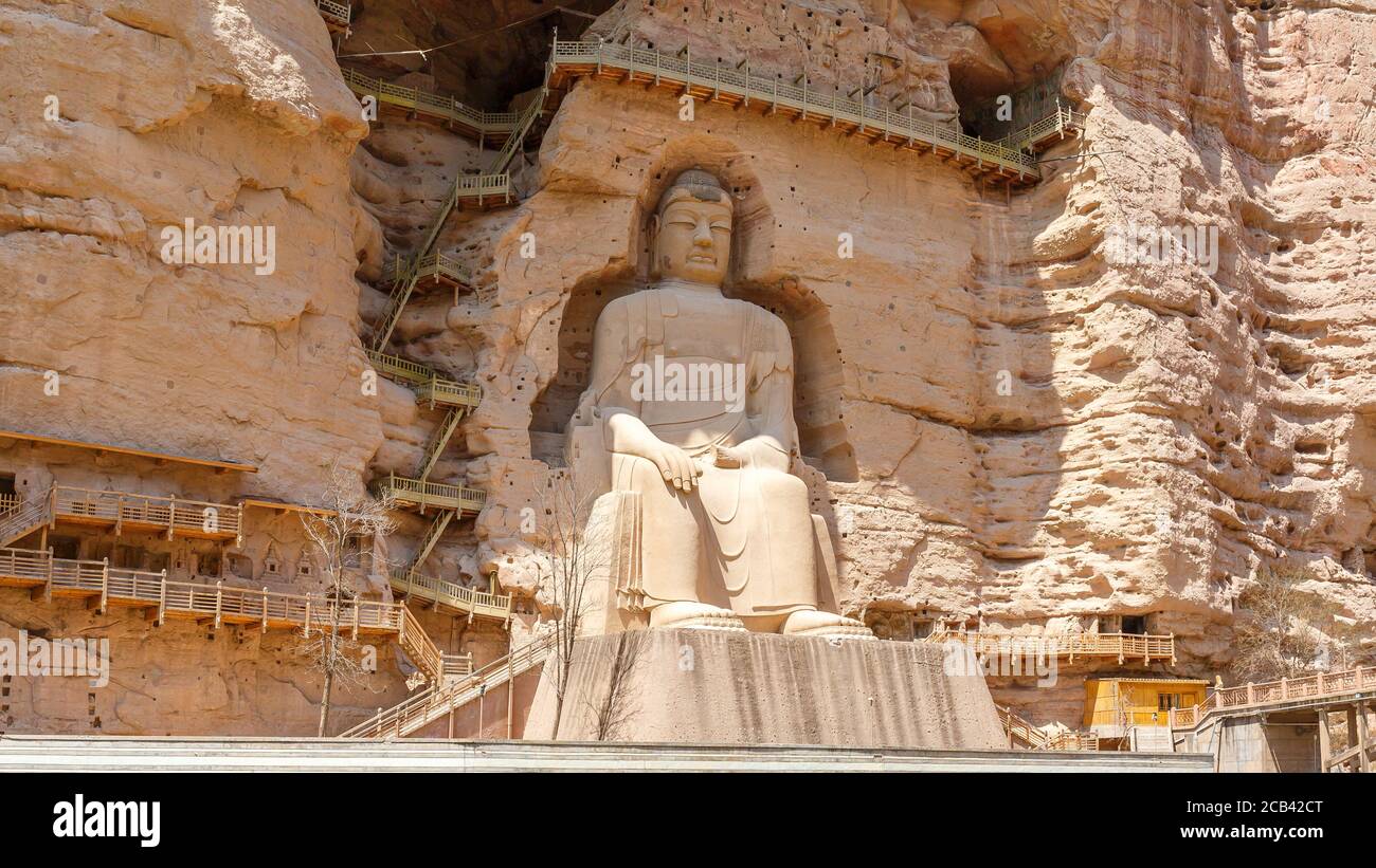 Panorama con il Grande Buddha Maitreya. Situato nelle grotte di Bingling nella provincia di Gansu. Foto Stock