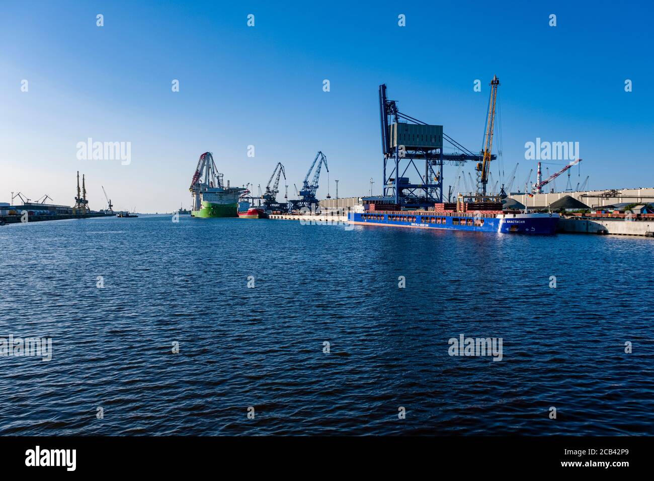 Le navi portacontainer vengono caricate nel porto d'oltremare della città Foto Stock