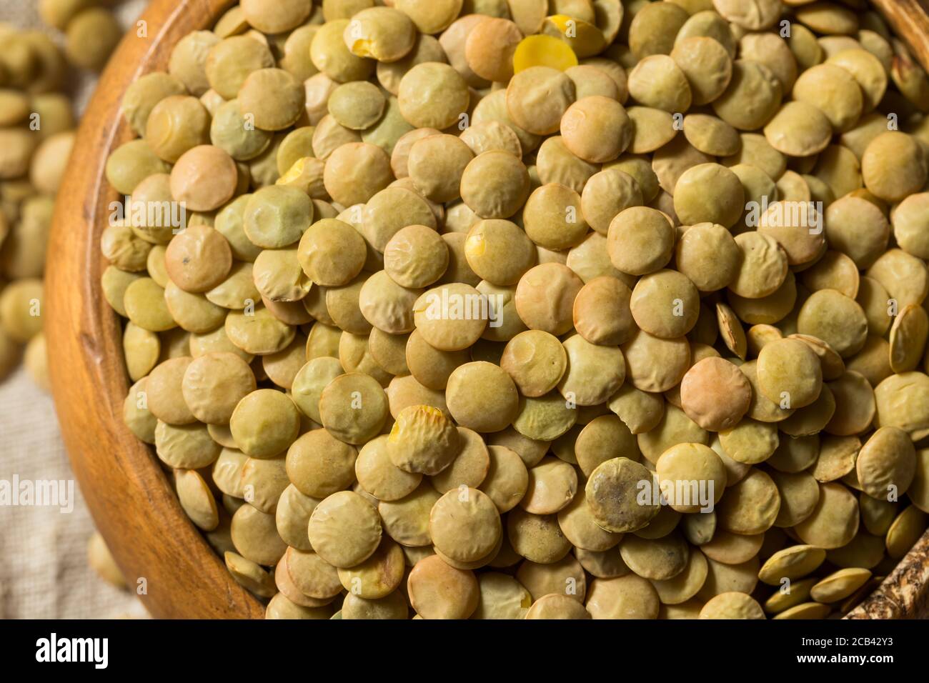 Lenticchie verdi asciutte in una ciotola pronta per cucinare Foto Stock