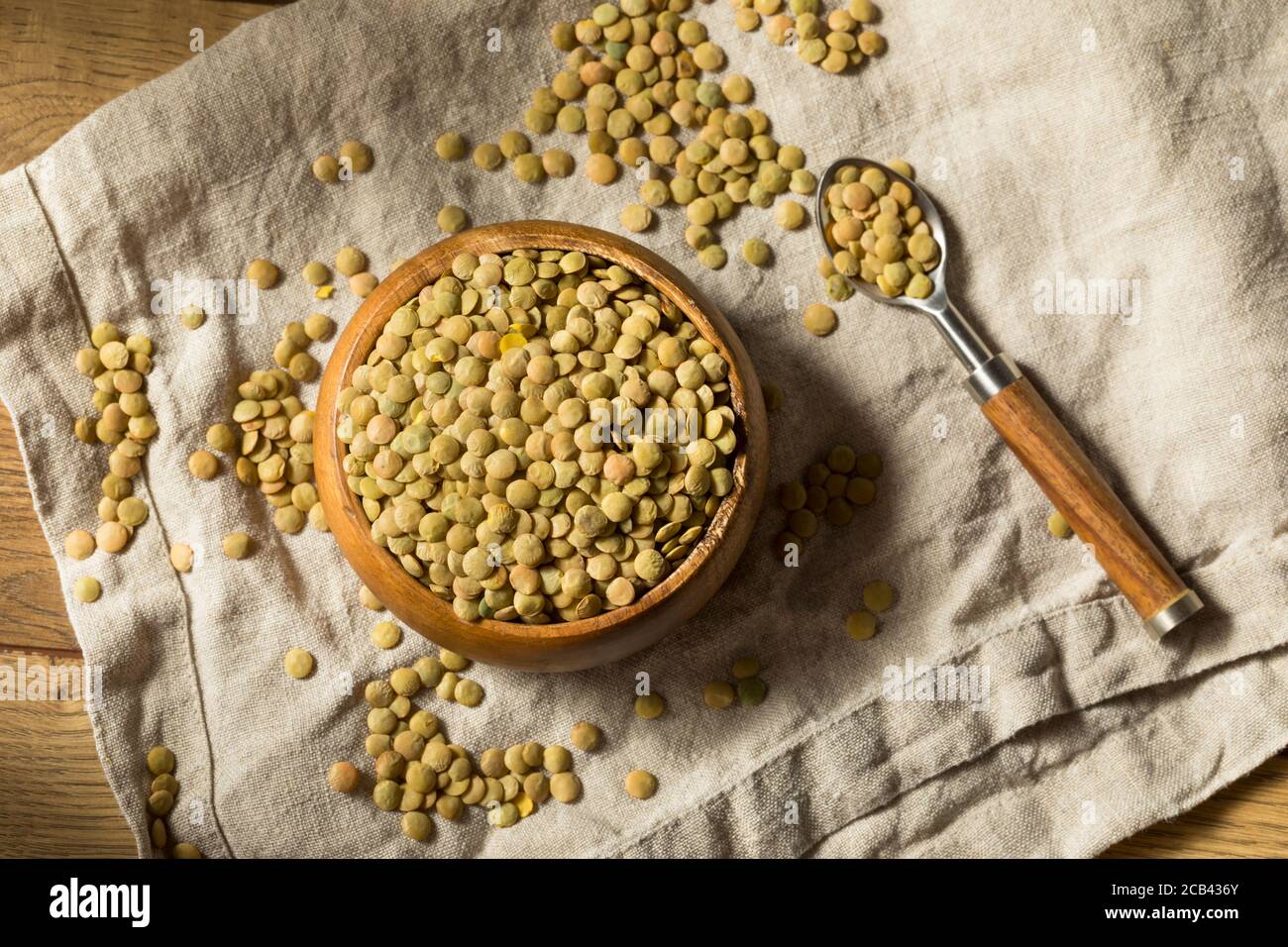 Lenticchie verdi asciutte in una ciotola pronta per cucinare Foto Stock