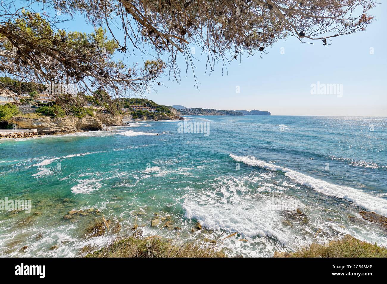 Spiaggia di Benissa con mare Mediterraneo ondulato. Costa Blanca, Provincia di Alicante, Spagna Foto Stock