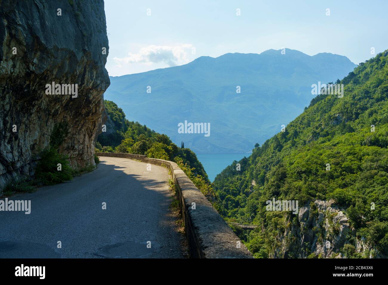 Sentiero del Ponale, sul lago di Garda, Trentino, Italia, ricavato dalla vecchia strada della valle del Ledro Foto Stock