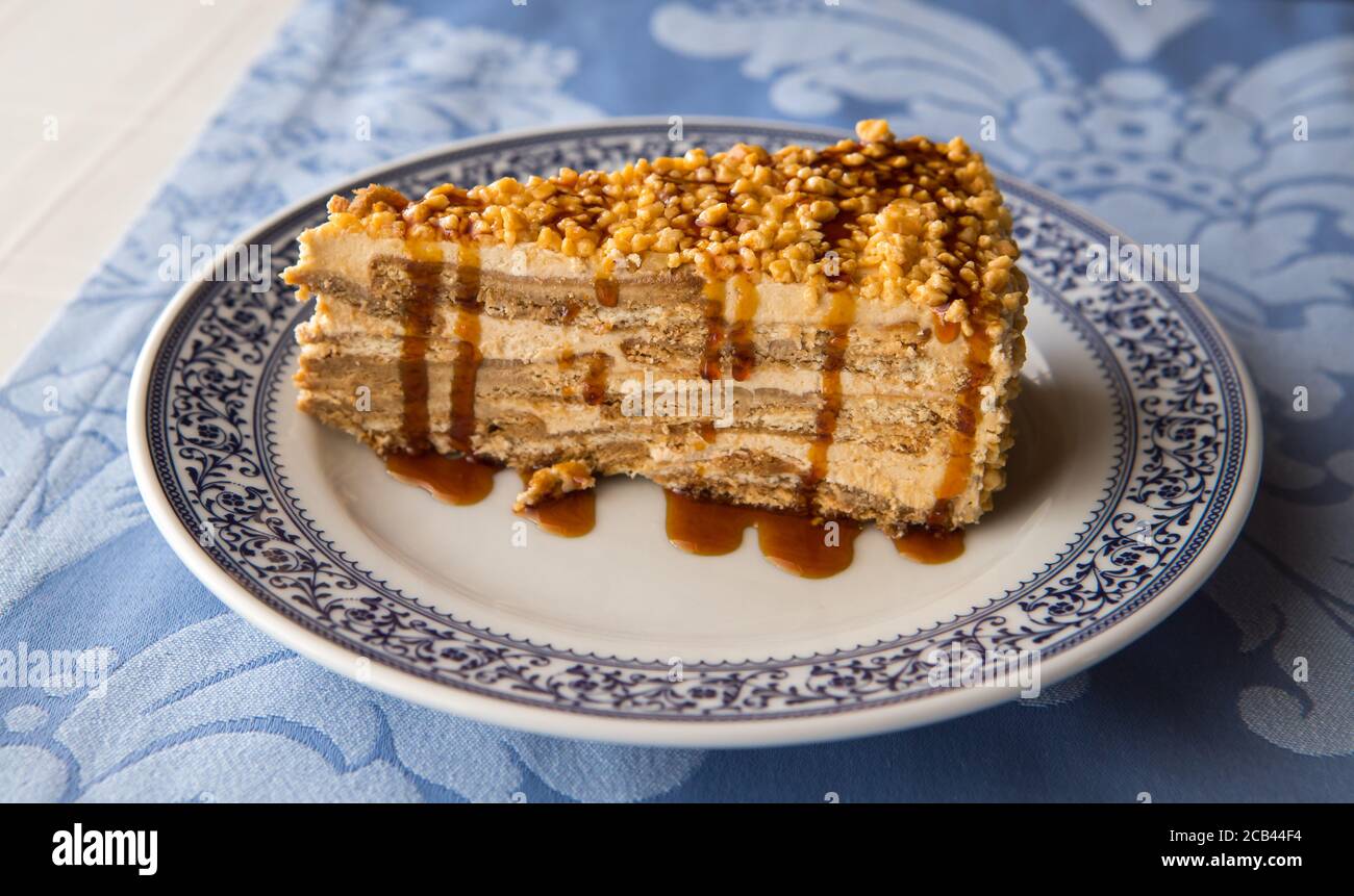 Una fetta di una torta di biscotti croccante pronta a mangiare Foto Stock