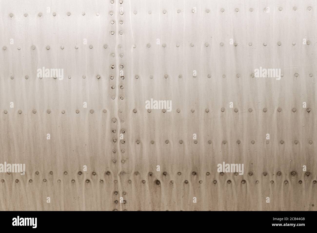 Vecchia superficie in metallo argento della fusoliera dell'aeromobile con rivetti. Foto di alta qualità Foto Stock