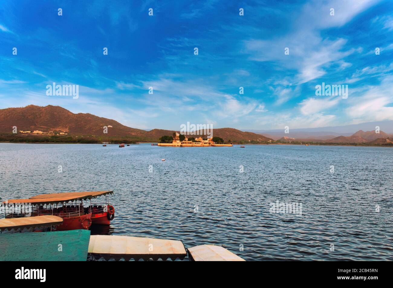 Jagmandir palazzo su un'isola nel lago di Pichola fatto di piastrelle di marmo, situato nella città di Udaipur nello stato del Rajasthan, India Foto Stock