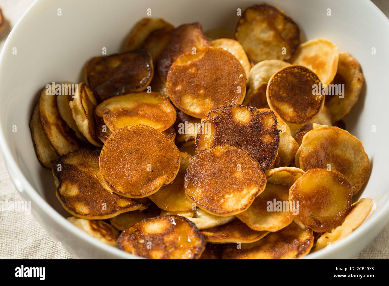 Mini Pancake fatti in casa con latte e sciroppo d'acero Foto Stock