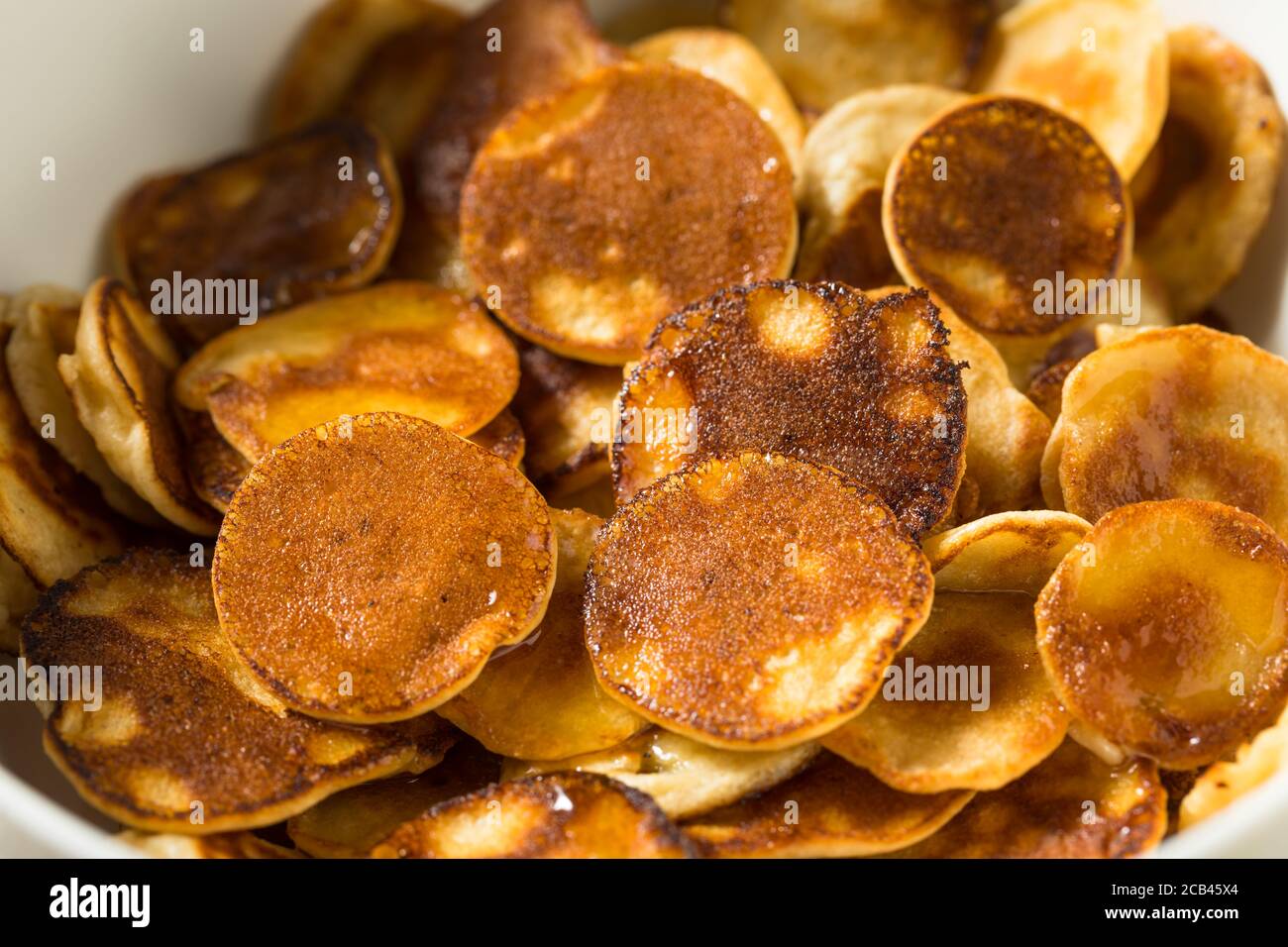 Mini Pancake fatti in casa con latte e sciroppo d'acero Foto Stock