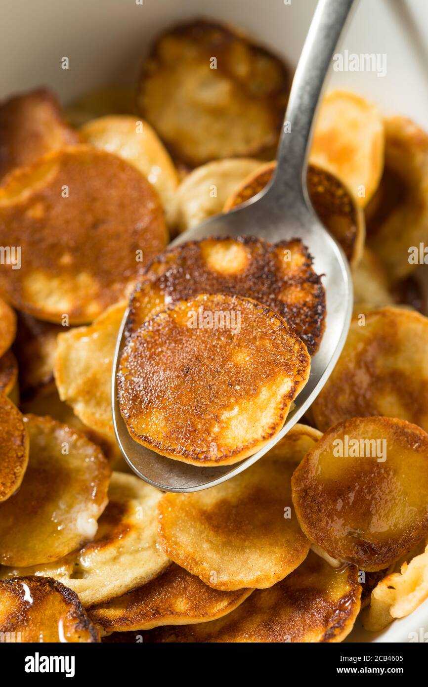 Mini Pancake fatti in casa con latte e sciroppo d'acero Foto Stock