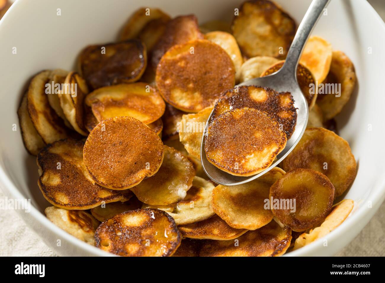 Mini Pancake fatti in casa con latte e sciroppo d'acero Foto Stock