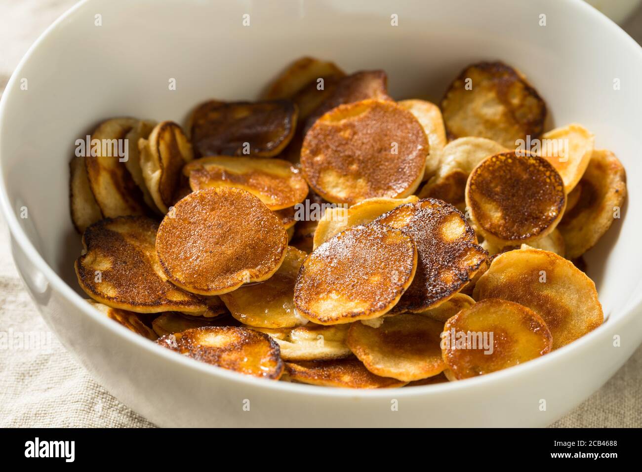 Mini Pancake fatti in casa con latte e sciroppo d'acero Foto Stock