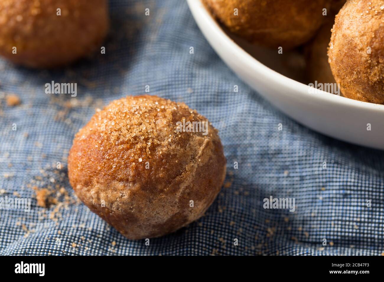 Ciambelle di ciambelle di zucchero alla cannella fritte fatte in casa pronte a mangiare Foto Stock