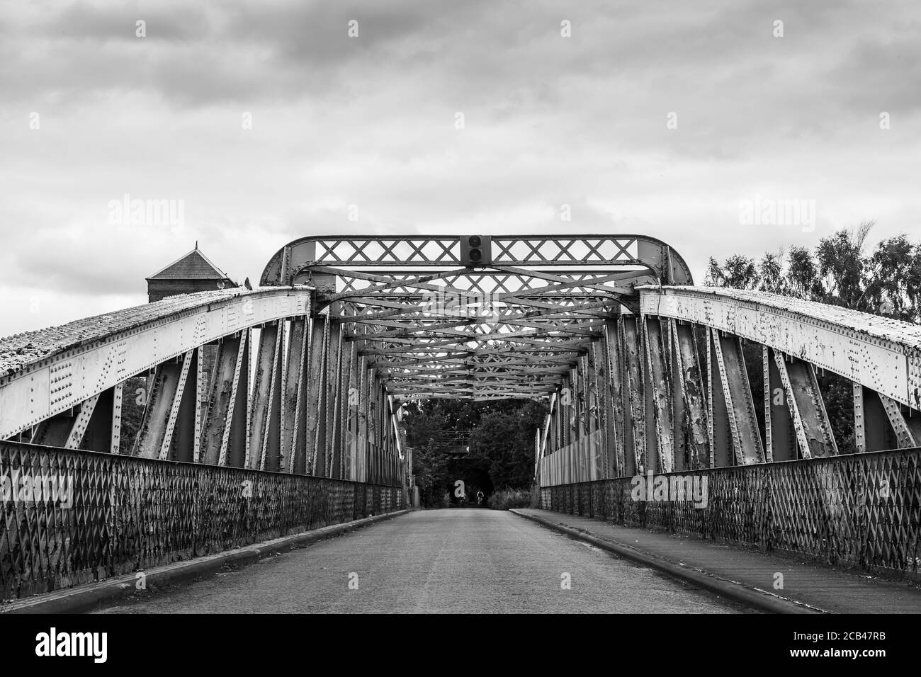 Moore Lane swing bridge in monocromo visto sul canale della nave di Manchester a Cheshire, Inghilterra nell'agosto 2020. Foto Stock