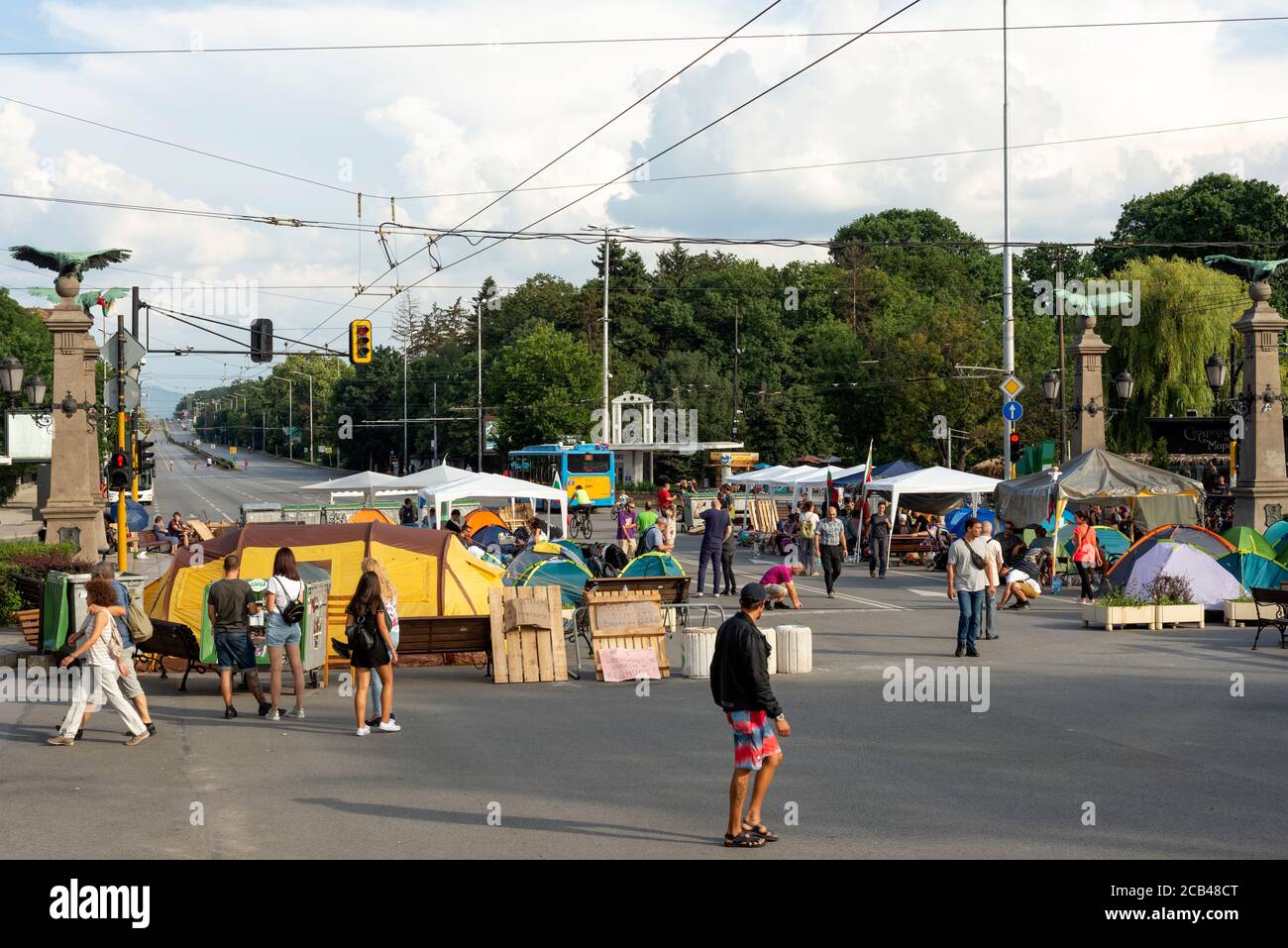Le tende per le strade del Ponte dell'Aquila sono chiuse per i trasporti durante le proteste pacifiche anti-governative a Sofia in Bulgaria, Europa orientale, Balcani, UE a partire dall'agosto 2020 Foto Stock
