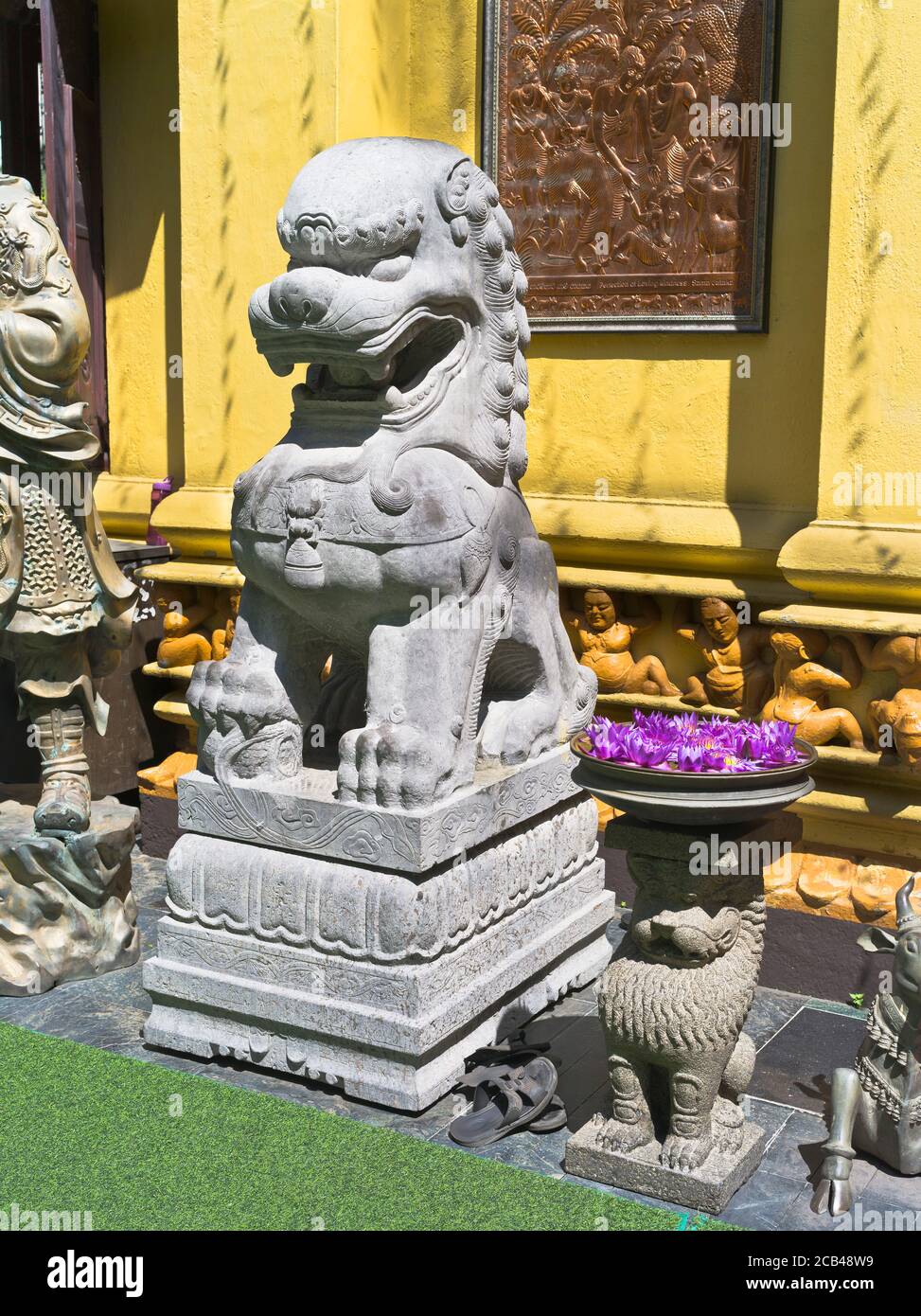 dh Gangaramaya tempio buddista COLOMBO CITTÀ SRI LANKA Templi foo statua del cane fu cani statue Foto Stock