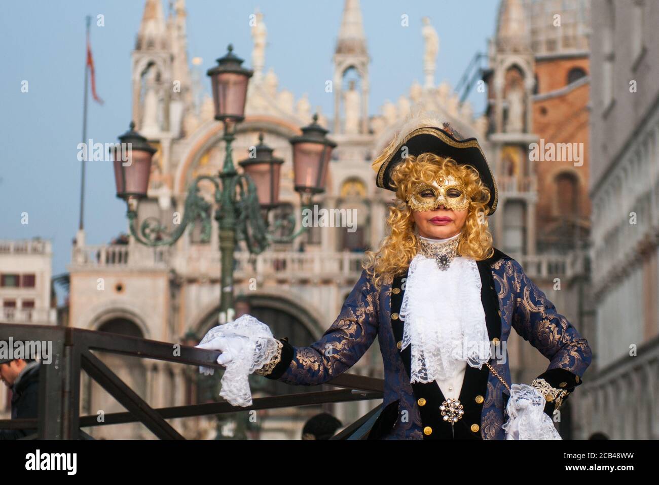 VENEZIA, ITALIA - 28 GENNAIO 2018: Una donna con una parrucca bionda e una  tipica maschera in costume veneziano, durante il Carnevale di Venezia con  Piazza San Marco nel Foto stock - Alamy