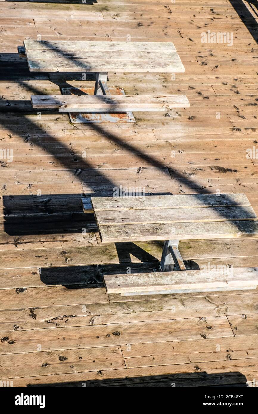 Naturale Rectangle legno picnic tavolo da pranzo Set con 2 Sedili a panca sul patio esterno in legno Foto Stock