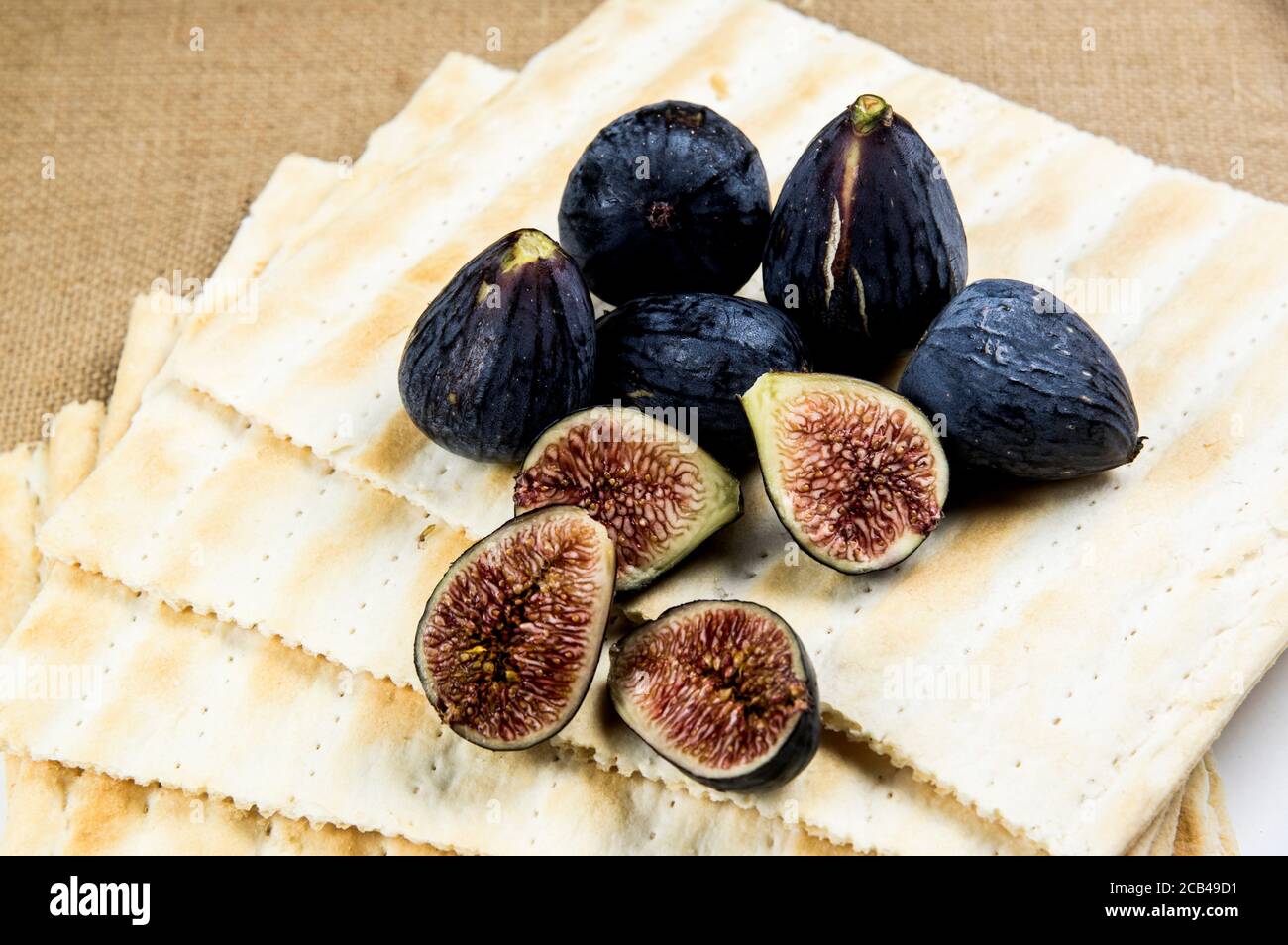 fichi maturi di pelle nera su wafer Foto Stock