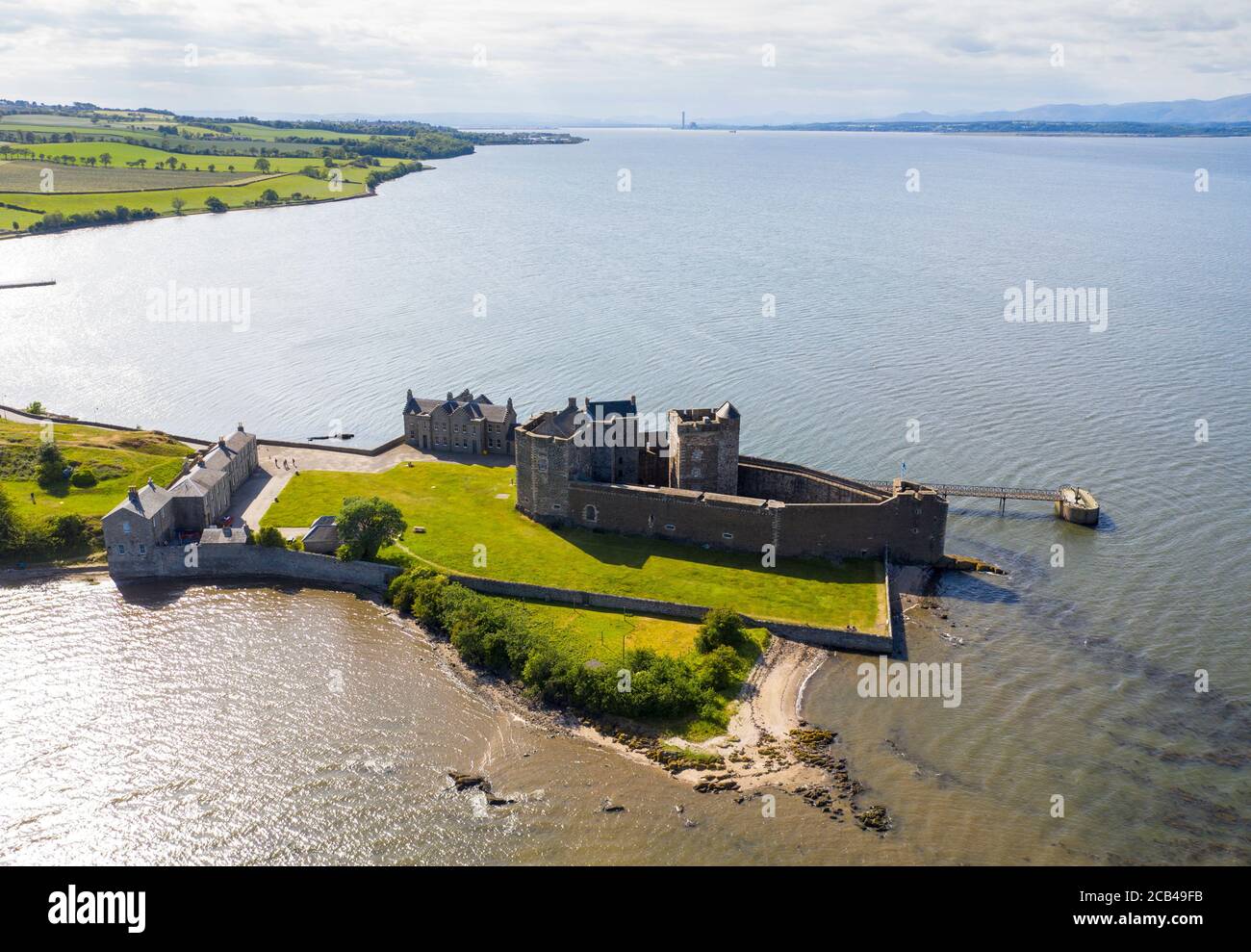 Veduta aerea del Castello di Blackness e del Firth of Forth, West Lothian, Scozia. Foto Stock