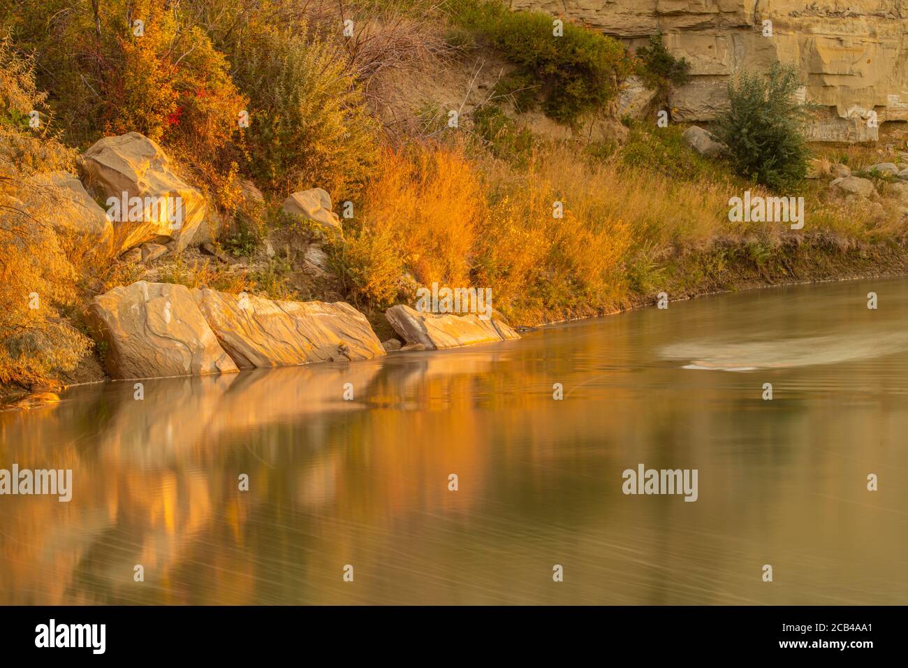 I hoodoos e le scogliere di arenaria si riflettono nel fiume latte, scrivendo sullo Stone Provincial Park, Alberta, Canada Foto Stock