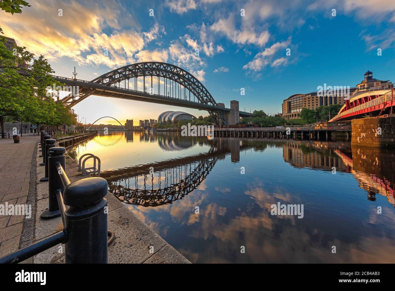 Newcastle e Gateshead Quayside all'alba d'estate, Newcastle upon Tyne, Tyne & Wear, Inghilterra, Regno Unito Foto Stock