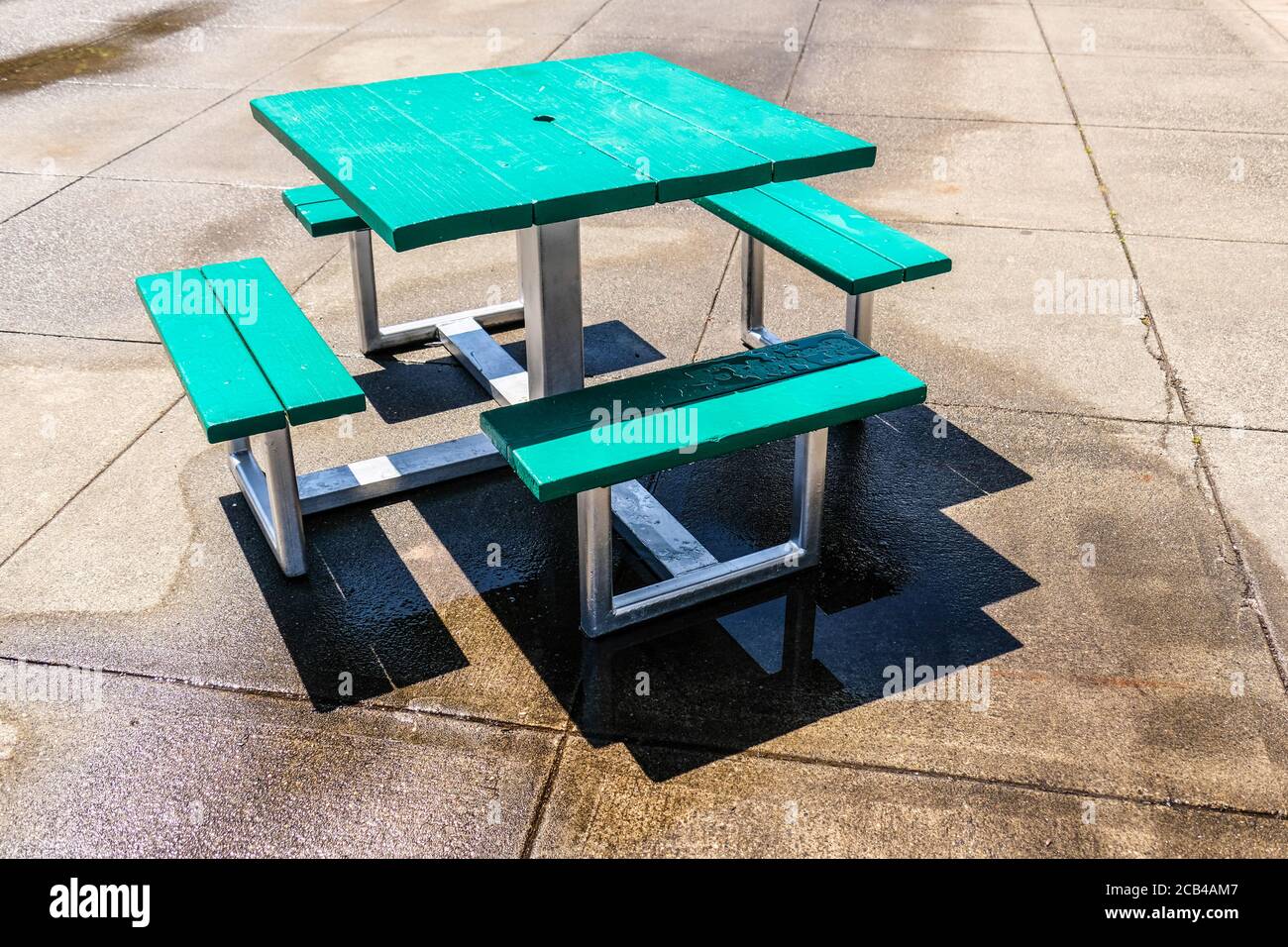 Tavolo da pranzo per picnic in legno quadrato con 4 banchi Posti a sedere nell'area picnic all'aperto Foto Stock