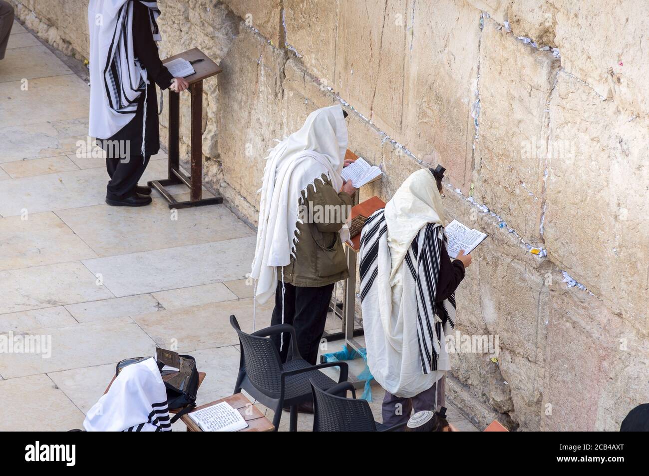 Gerusalemme, Israele - 15.04.2015. Gli ebrei ortodossi pregano al muro occidentale al mattino Foto Stock