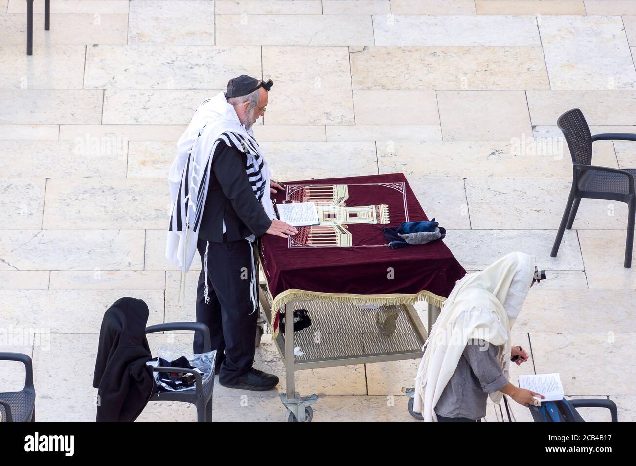 Gerusalemme, Israele - 15.04.2015. Gli ebrei ortodossi pregano al muro occidentale al mattino Foto Stock