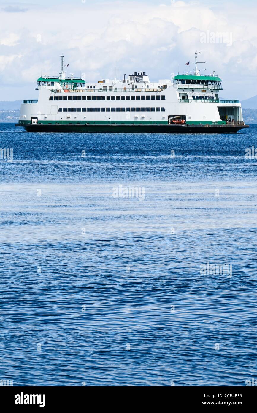Il traghetto dello stato di Washington attraversa Puget Sound in parte giorno nuvoloso Foto Stock
