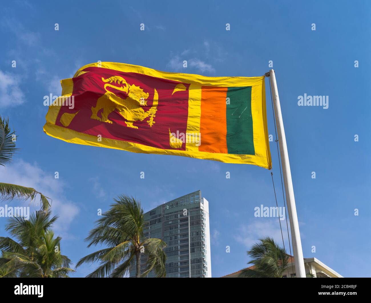 dh Sri Lanka Bandiera COLOMBO CITTÀ SRI LANKA standard nazionale bandiere flagpole Foto Stock