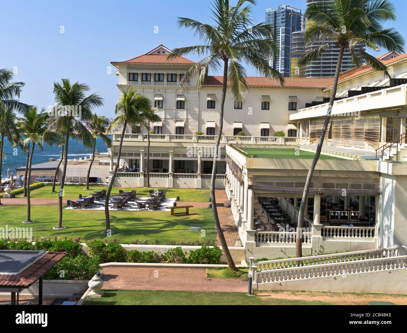 dh Galle Face Hotel Courtyard COLOMBO CITY SRI LANKA ASIA Veranda della sala da pranzo dell'hotel Foto Stock